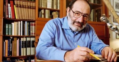 إيطاليا تستعيد 35 ألف كتاب لأومبرتو إيكو "الرجل المكتبة"