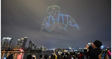 طائرة بدون طيار في مدينة قوانغتشو الصينية تضيء سماء الليل تكريما لشهداء الحدود