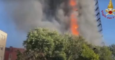 إيطاليا.. اندلاع حريق ضخم في مبنى سكني