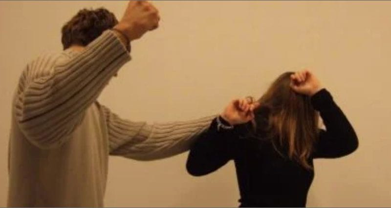 يشوّه وجه زوجته بعد أن رآها مع رجل آخر